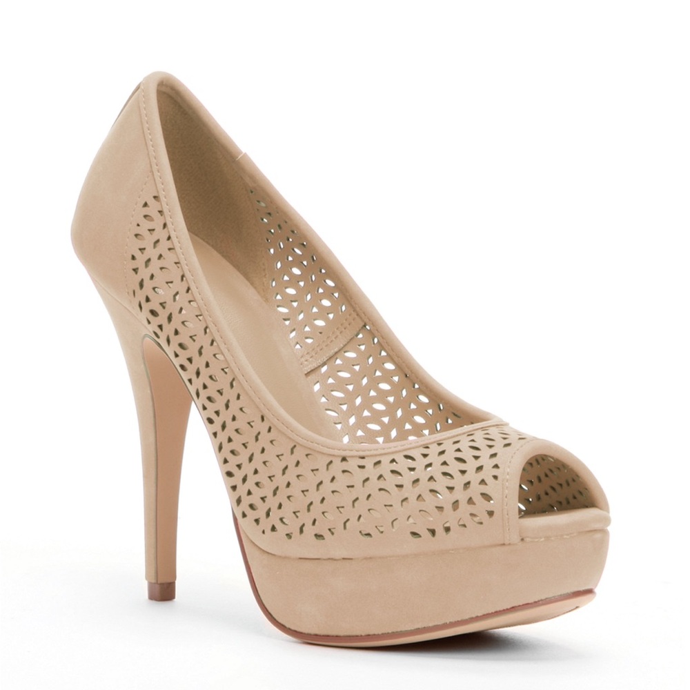 Women’s peep toe pumps size 7, cream, never worn